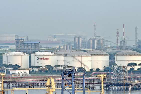 Canberra profite du plongeon pétrolier pour faire du stock