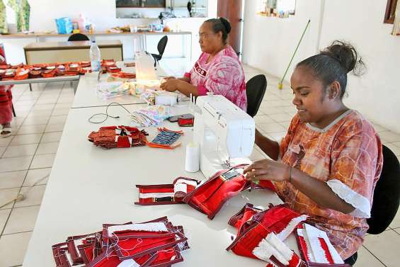 Les femmes d’Ouvéa s’organisent pour fabriquer des masques