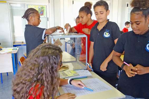 Les délégués ont appris à voter comme les adultes