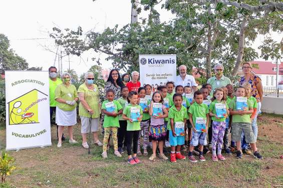 Des dictionnaires pour les  CE1 de l’école Daniel-Mathieu