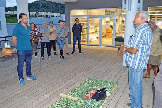 Un geste coutumier pour inaugurer les Jardins d’Apogoti