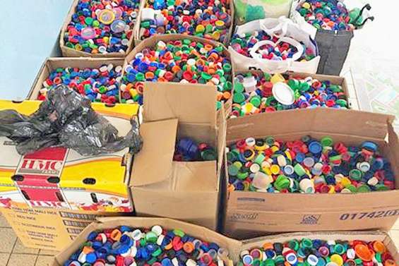 Ecoliers donnent Bouchons d’amour