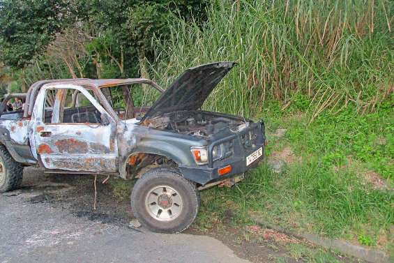 Rassemblement devant la mairie après l’incendie d’un pick-up