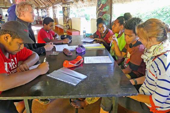 Durant les vacances, les professeurs amènent le collège en tribu