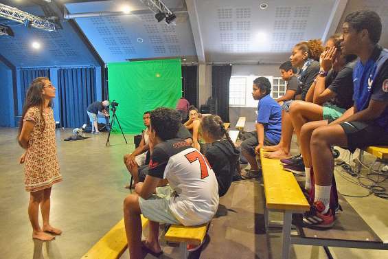 Les jeunes rencontrent l’artiste Linda Teriierooiterai