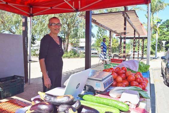 Le marché Peako Peaki délocalisé sur la place du village