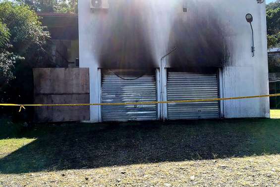 Deux véhicules brûlés au dispensaire de Ponérihouen