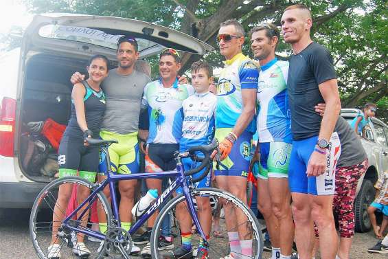 Yohan Samanich et son défi cycliste accueillis en héros à leur arrivée au village