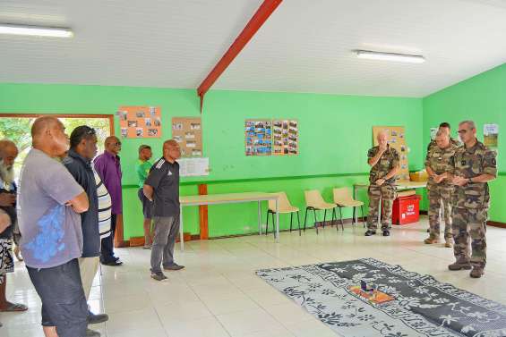 Le général Barrera en visite à la tribu d’Azareu