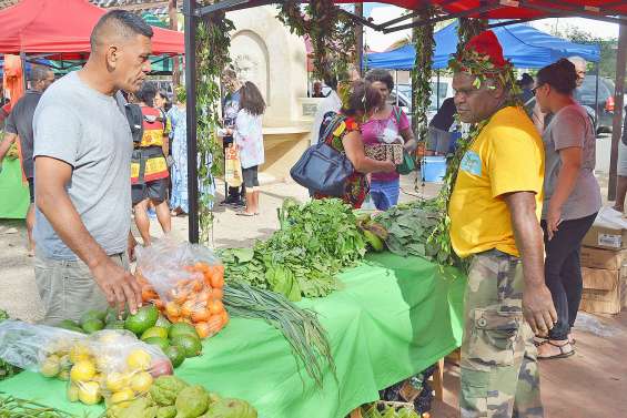 Les produits de Maré sur les étals du marché Peako Peaki