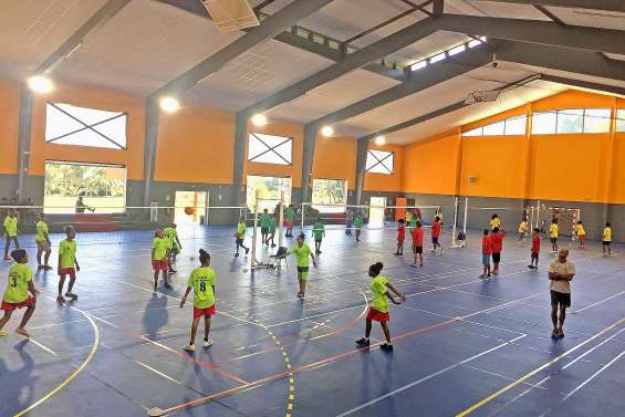 150 jeunes volleyeurs en UNSS  en salle omnisports