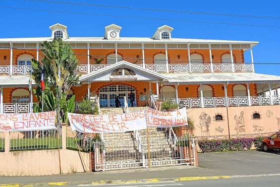 Emploi local : le district de Ny et des Bouraillais bloquent la mairie