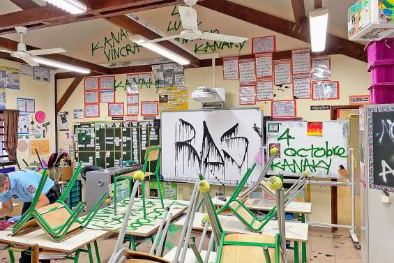 Les murs de Scheffleras recouverts de tags politiques