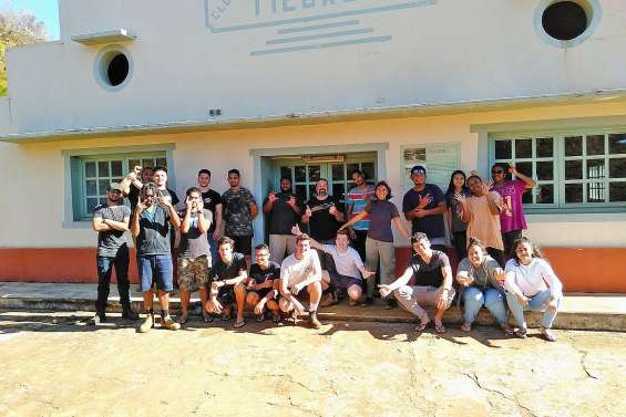 Des étudiants rénovent l’ancien village minier de Tiébaghi