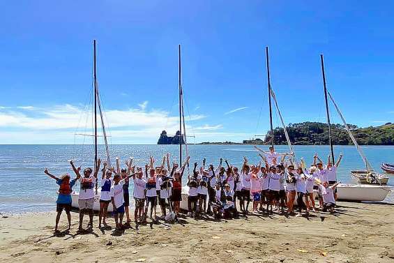 Jeunes marins et jeunes artistes au pied de la Poule