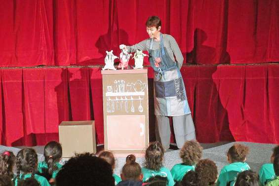 Un spectacle de marionnettes pour 201 petits en maternelle