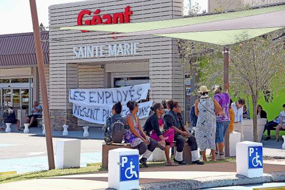 L’accès à Géant Sainte-Marie bloqué par des salariés