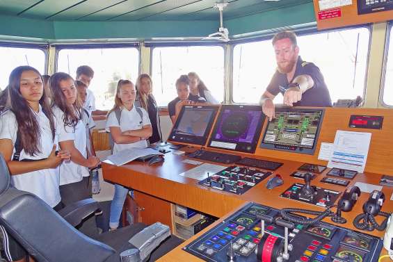 Des collégiens visitent la base Chaleix