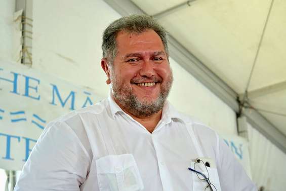 Puigdemont et Brotherson en soutien au FLNKS