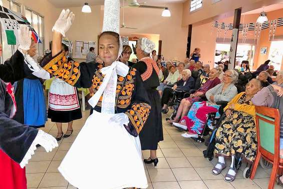Danse et repas bretons pour les résidents des Jardins d’Eleusis