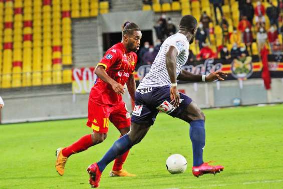 Première titularisation de Gope-Fenepej 