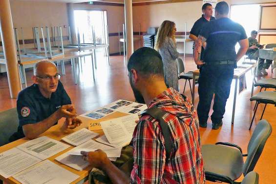 Un Forum des métiers de la Défense et de la sécurité en salle Au Pitiri