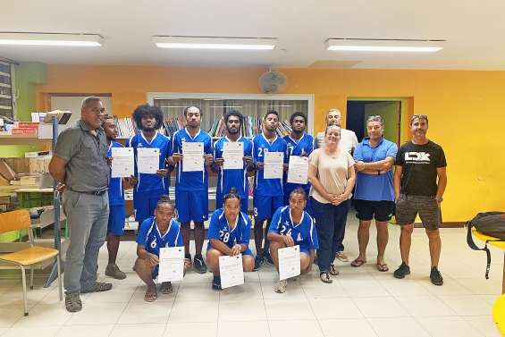 De jeunes joueurs acquièrent les bases du rôle d’éducateur 