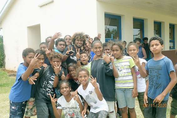 Les artistes du Drehu hip-hop Tour au collège de Hnathalo