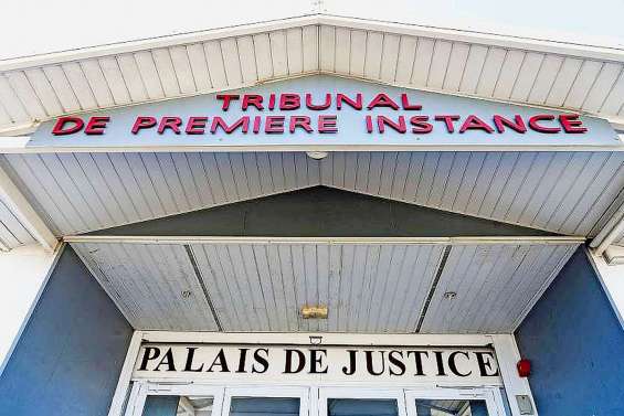 Il frappe et menace sa petite fille de 8 ans avec un couteau