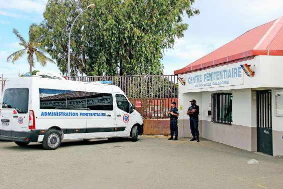 Il donne de violents coups de sabre à son père