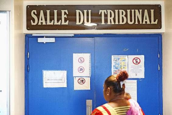 La femme battue défend son mari au tribunal
