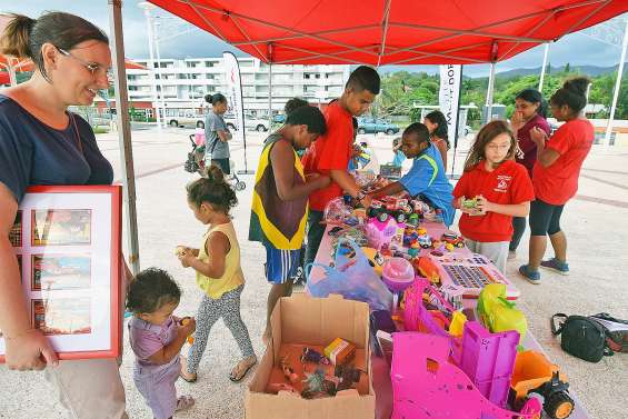 Le troc fait son chemin sur la place des Accords et chez les Mondoriens