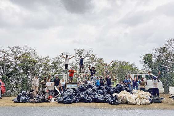 La mangrove de N’Dé libérée de ses déchets