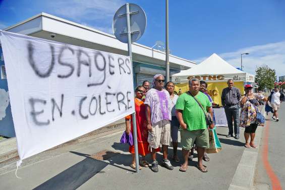 Des clients du Tanéo manifestent leur mécontentement