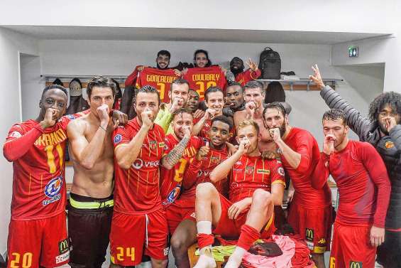 Gope-Fenepej marque puis sort sur blessure 