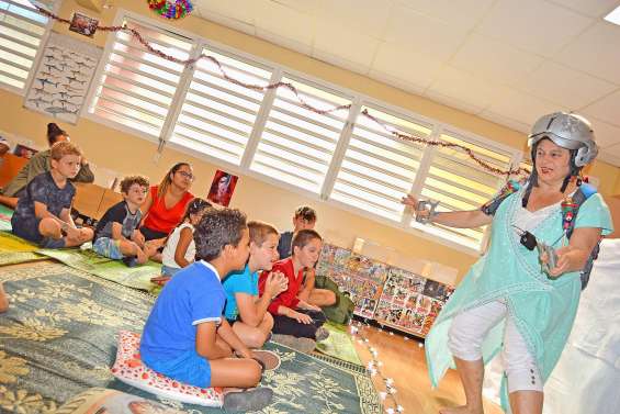 Spectacle et travaux manuels pour célébrer Noël à la médiathèque