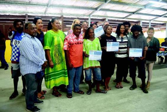 Les jeunes de Saint-Louis modernisent leur salle commune