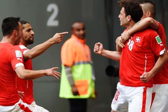 Les Suisses remercient l'arbitre