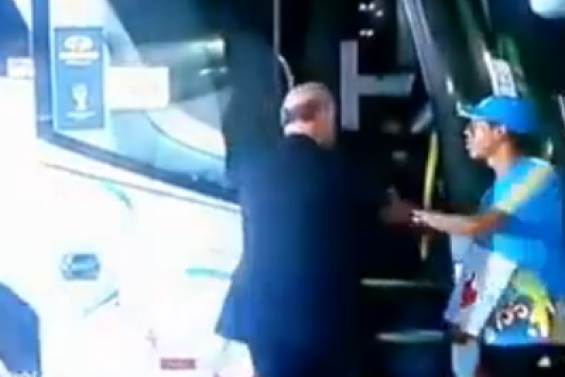 EN IMAGES - Del Bosque se trompe de bus et monte dans celui du Chili