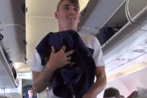 EN VIDEO - Equipe de France : avec les Bleus dans l'avion vers Salvador