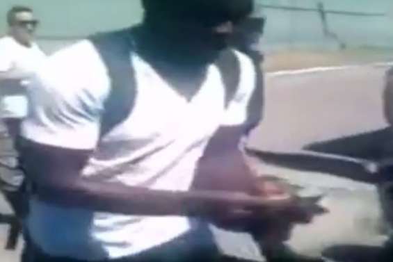 En vidéo : Muntari distribue de l'argent dans un quartier pauvre 