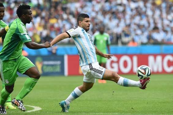 Agüero a retouché la balle