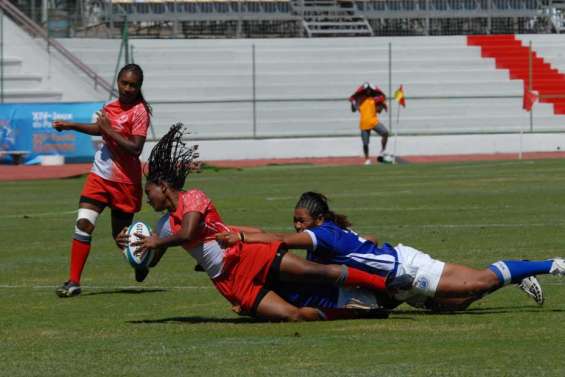 Les filles lorgnent le bronze