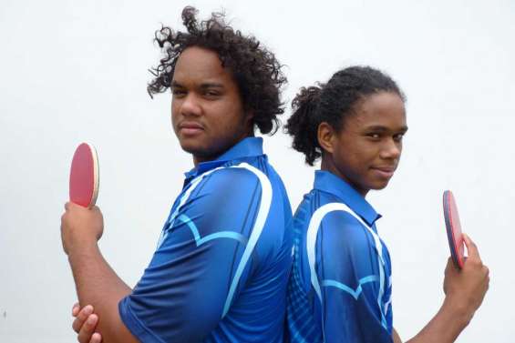 Deux garçons dans le vent