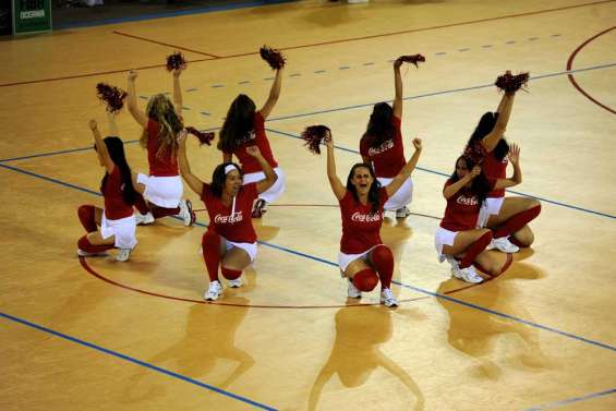 Les pom-pom girls  font le spectacle