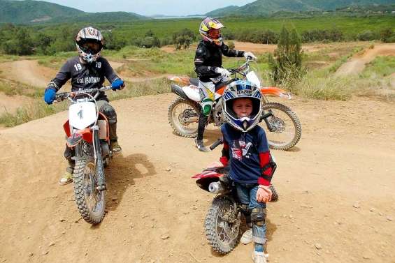 L'école de moto roule quand même