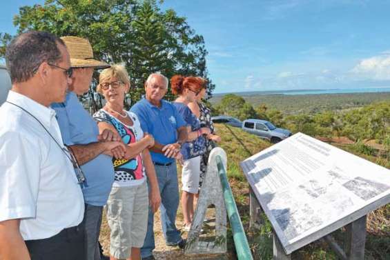 La gouverneure Kiwanis kiwie fait une tournée en Brousse