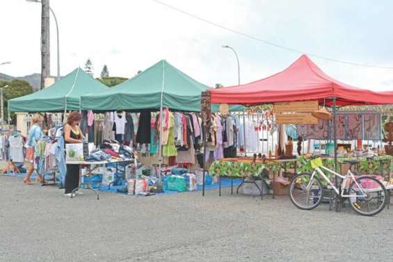 Foire « à tout » au marché municipal