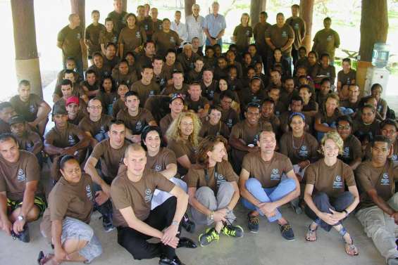 Le personnel avant l'hôtel