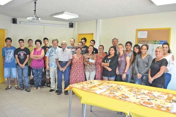 Un chèque vient récompenser l'atelier théâtre antidrogue